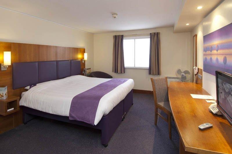 Premier Inn London Wimbledon South Exterior foto